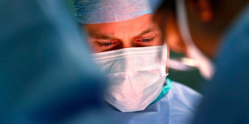 хирург изводи операцију за повећање пениса