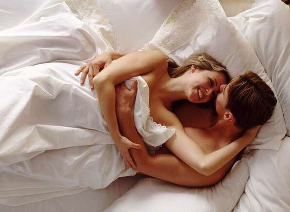 жена у кревету са мушкарцем који му повећава курац